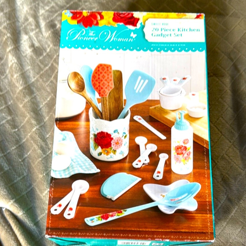 The Pioneer Woman Sweet Tea Rose 20 pc Kitchen Gadget Set